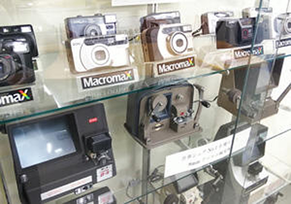 歴史的に世界的評価を得た8ミリ編集機やコンパクトカメラも展示